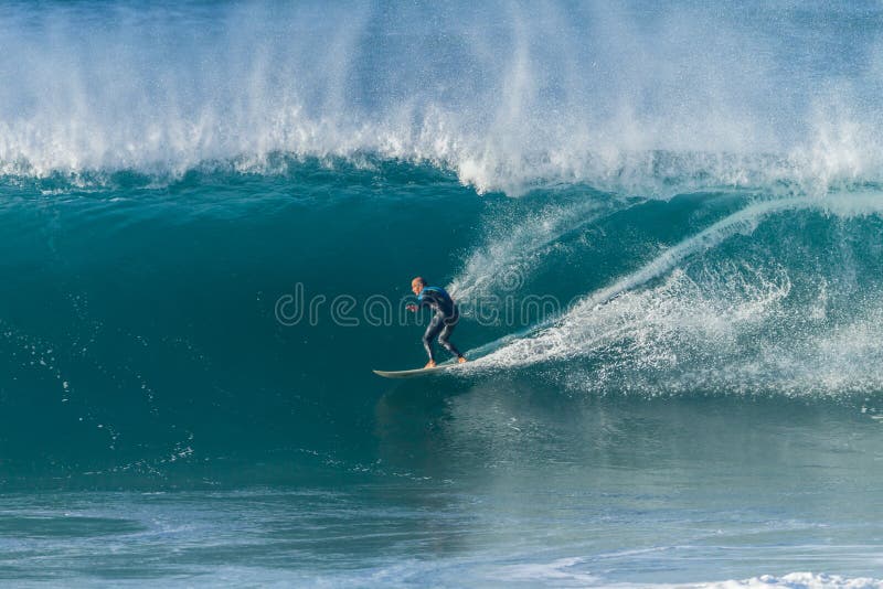 Surfista praticante il surfing Wave fotografia stock Surfista praticante il surfing Wave fotografia stock