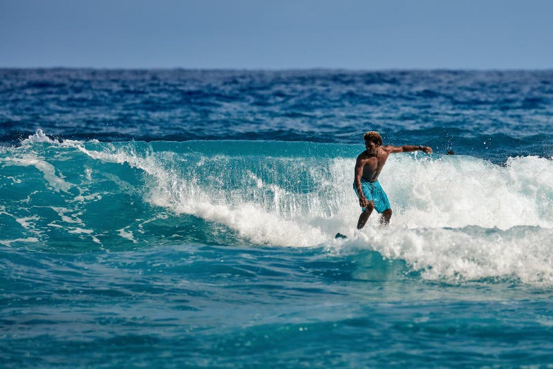 Surfista profesional, surfeando una ola Surfista labra un radical fuera del labio onda oceánica hermosa Actividad náutica Atlánti imagen de archivo Surfista profesional, surfeando una ola Surfista labra un radical fuera del labio onda oceánica hermosa Actividad náutica Atlánti imagen de archivo