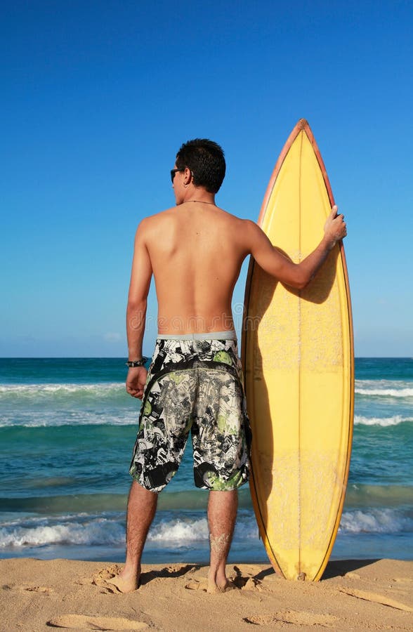 Surfista a segurar uma prancha de surf foto de stock