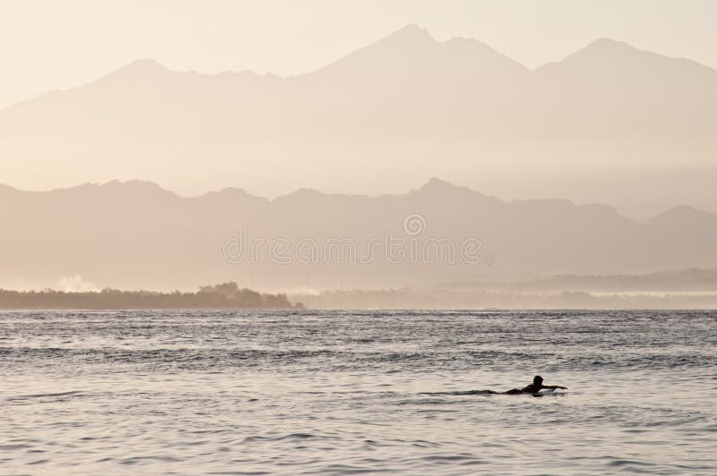 Surfista solo all'alba immagini stock libere da diritti Surfista solo all'alba immagini stock libere da diritti