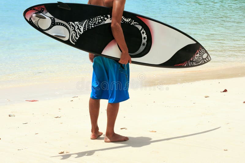 Surfista sulla spiaggia con il surf funky di arty