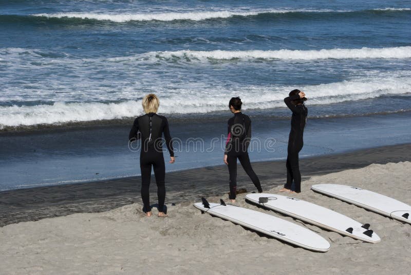 3 surfistas horizontais fotografia de stock 3 surfistas horizontais fotografia de stock