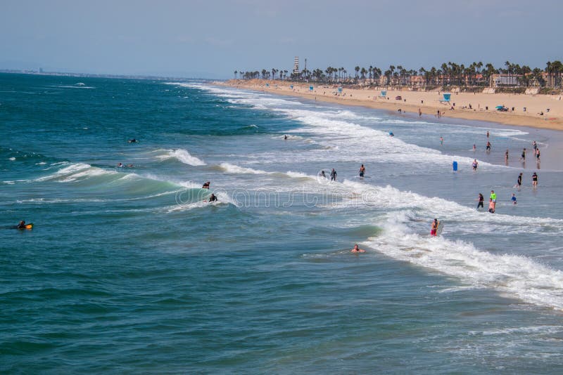 Surfisti e bagnanti lungo Huntington Beach