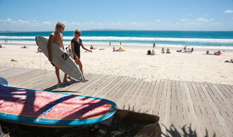 Surfisti e la spiaggia, Noosa, Queensland, Australia. fotografie stock Surfisti e la spiaggia, Noosa, Queensland, Australia. fotografie stock