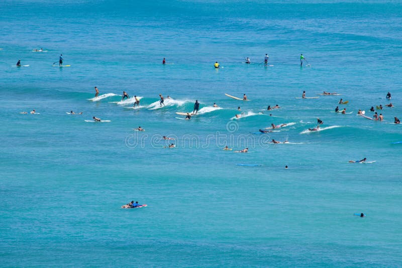 Surfisti in mare blu