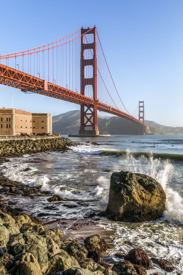 Surfisti sotto il Golden Gate - San Francisco, California fotografia stock libera da diritti Surfisti sotto il Golden Gate - San Francisco, California fotografia stock libera da diritti
