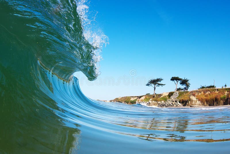 Surfować Falowego łamanie Blisko brzeg w Kalifornia
