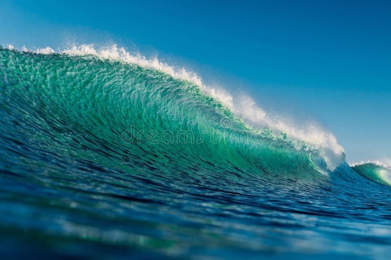 Surfvåg i hav. störtflod av turkos i florianopolis arkivbilder