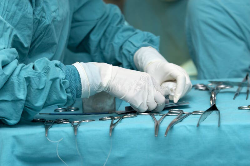 Close up di infermiere mani durante l'intervento chirurgico in sala operatoria.