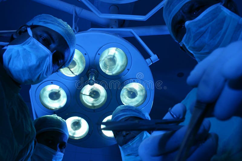 Lékaři provádějící operaci v provozu divadla.