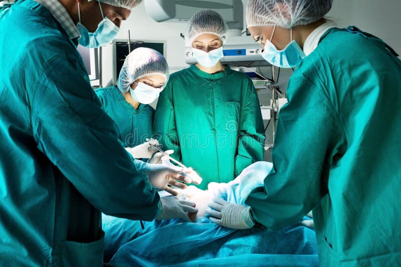 Chirurgie-team arbeitet in einem op-Raum.