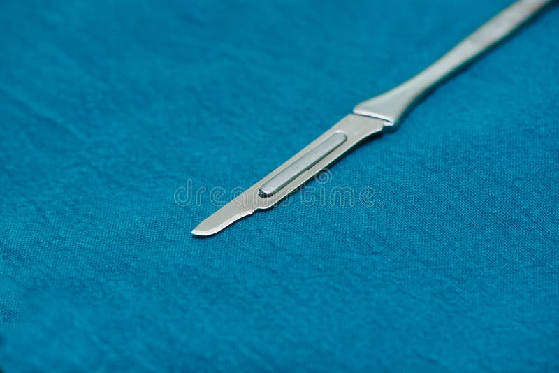 un scalpel chirurgical et de la gaze sur la table 11245737 Photo de stock  chez Vecteezy
