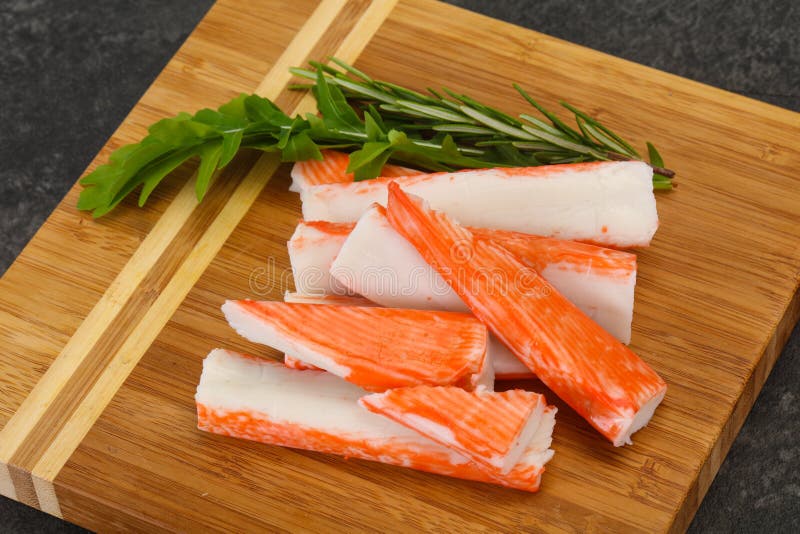 Surimi de cangrejo a bordo imagen de archivo. Imagen de cocinero