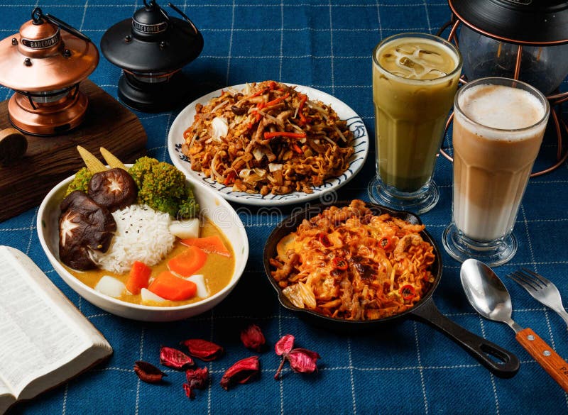 Surowe makarony warzywne grillowane picy chow mein smażone kluski instant z smażonym sosem latte matcha kawy latte serwowane w. Surowe makarony warzywne grillowane picy chow mein smażone kluski instant z smażonym sosem latte matcha kawa latte serwowane w daniu wyizolowanym na stole widok tajwan food.