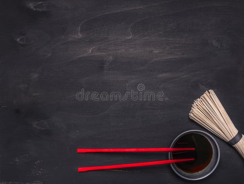 Surowi Japońscy gryczani kluski z soja kumberlandem i czerwieni chopsticks miejscem dla teksta, ramowego drewnianego nieociosaneg zdjęcia royalty free Surowi Japońscy gryczani kluski z soja kumberlandem i czerwieni chopsticks miejscem dla teksta, ramowego drewnianego nieociosaneg zdjęcia royalty free