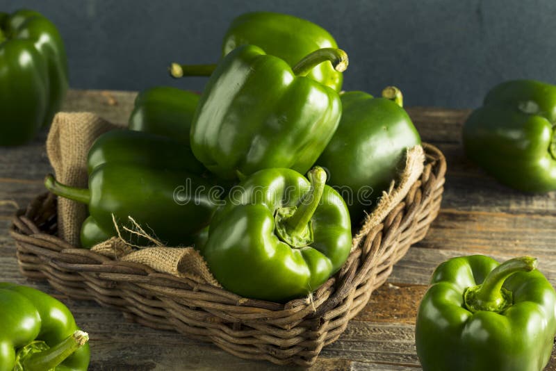 Surowi Zieleni Organicznie Dzwonkowi pieprze zdjęcia royalty free Surowi Zieleni Organicznie Dzwonkowi pieprze zdjęcia royalty free