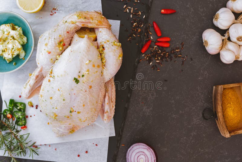 Surowy kurczak na pieczenie papierze z podprawą fotografia stock Surowy kurczak na pieczenie papierze z podprawą fotografia stock