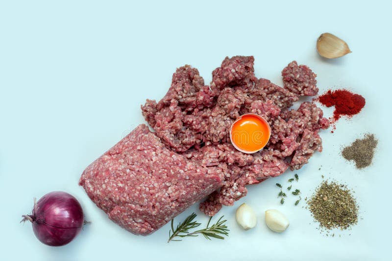 Surowy minced mięso z pieprzem, jajkiem, ziele i pikantność dla kulinarnych cutlets, hamburgery, klopsiki zdjęcie royalty free Surowy minced mięso z pieprzem, jajkiem, ziele i pikantność dla kulinarnych cutlets, hamburgery, klopsiki zdjęcie royalty free