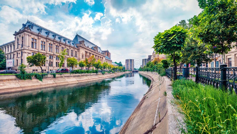Surprenant paysage urbain matinal de bucharest capitale de la romanie europe. vue estivale colorée de la cour d'appel bâtiment en photographie stock