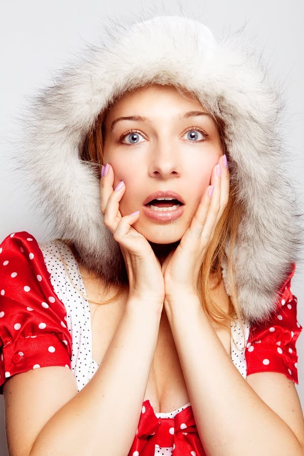 Surprise de l'hiver - jeune femme stupéfaite mignonne image stock Surprise de l'hiver - jeune femme stupéfaite mignonne image stock