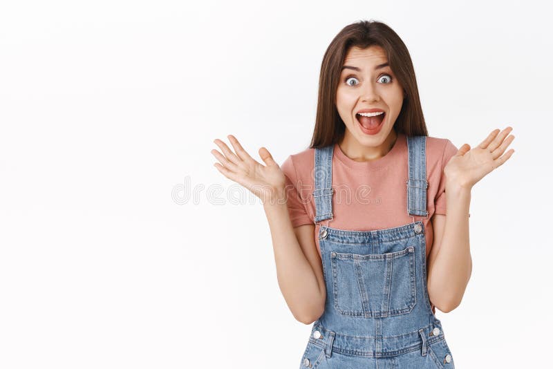 Une Fille Surprise Et Excitée Hurle D'une Excellente Nouvelle, L'air  Étonnée Et Heureuse, Se Réjouissant, Criant De Joie Et De Bonheur, Debout  Sur Fond Blanc Banque D'Images et Photos Libres De Droits.