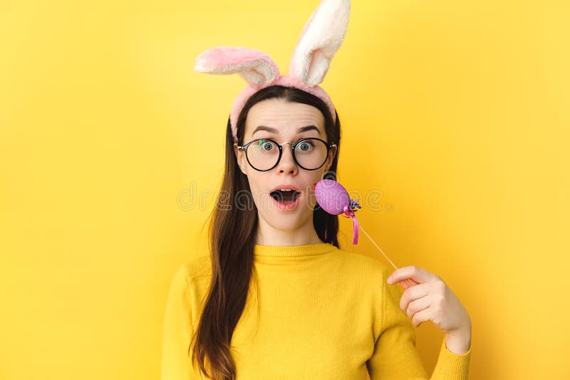 Surprise heureuse jeune femme 20s en lunettes exprime choc se prépare pour des vacances de printemps inoubliables isolé sur la cou photographie stock