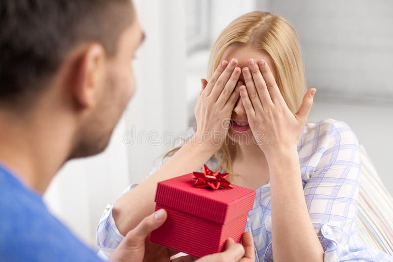 Happy couple with gift box at home stock photography Happy couple with gift box at home stock photography