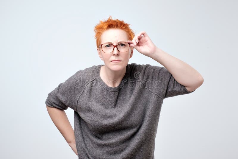 Surprised frustrou a mulher madura com cabelo vermelho Tem problemas com visão fotos de stock Surprised frustrou a mulher madura com cabelo vermelho Tem problemas com visão fotos de stock