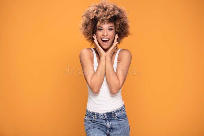 Surprised ha stupito la bella donna di afro con il mou sorridente spalancato immagini stock Surprised ha stupito la bella donna di afro con il mou sorridente spalancato immagini stock
