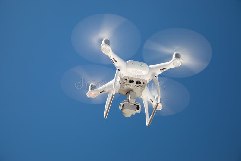 Surr Quadcopter underifrån mot en blå himmel royaltyfria foton Surr Quadcopter underifrån mot en blå himmel royaltyfria foton