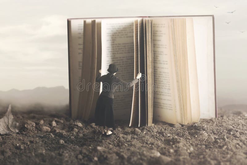 Surreales Bild einer neugierigen Frau, die durch ein riesiges Buch Blätter treibt stockbilder Surreales Bild einer neugierigen Frau, die durch ein riesiges Buch Blätter treibt stockbilder