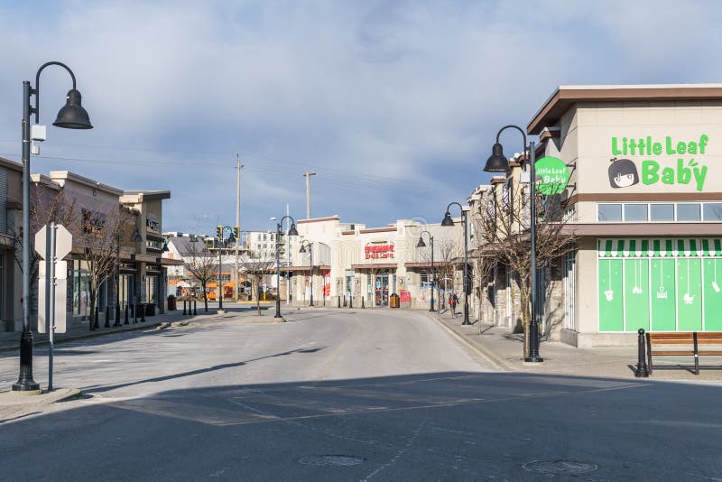 SURREY, CANADA - Februari 10, 2019: Tim Hortons-de wandelgalerij van de restaurantstrook of het winkelen plein in Sunnyside-buurt royalty-vrije stock fotografie SURREY, CANADA - Februari 10, 2019: Tim Hortons-de wandelgalerij van de restaurantstrook of het winkelen plein in Sunnyside-buurt royalty-vrije stock fotografie