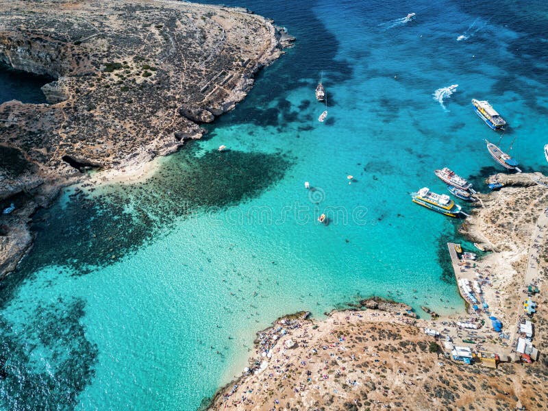 Surrfoto - den härliga blåa lagun av den Comino ön malta