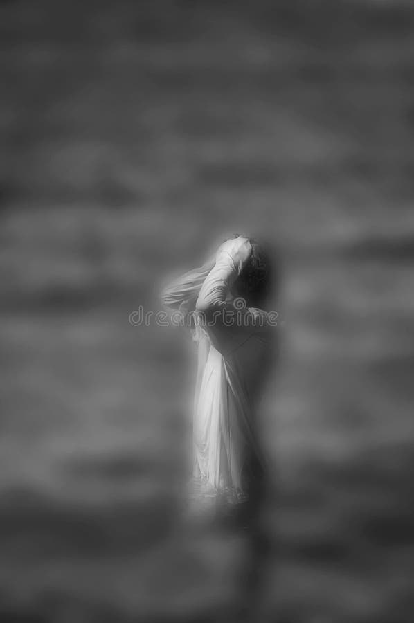Surrrealbeeld die van vrouw zich in water bevinden royalty-vrije stock afbeelding Surrrealbeeld die van vrouw zich in water bevinden royalty-vrije stock afbeelding