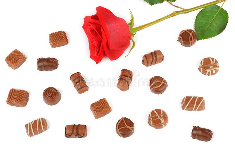 Surtido de chocolates y de rosa del rojo aislados en el backgrou blanco imagen de archivo libre de regalías Surtido de chocolates y de rosa del rojo aislados en el backgrou blanco imagen de archivo libre de regalías