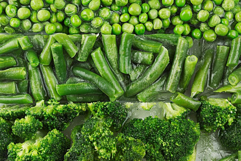 Surtido de guisantes verdes congelados frescos, habichuela verde, bróculi con el primer de la escarcha como fondo fotografía de archivo libre de regalías Surtido de guisantes verdes congelados frescos, habichuela verde, bróculi con el primer de la escarcha como fondo fotografía de archivo libre de regalías