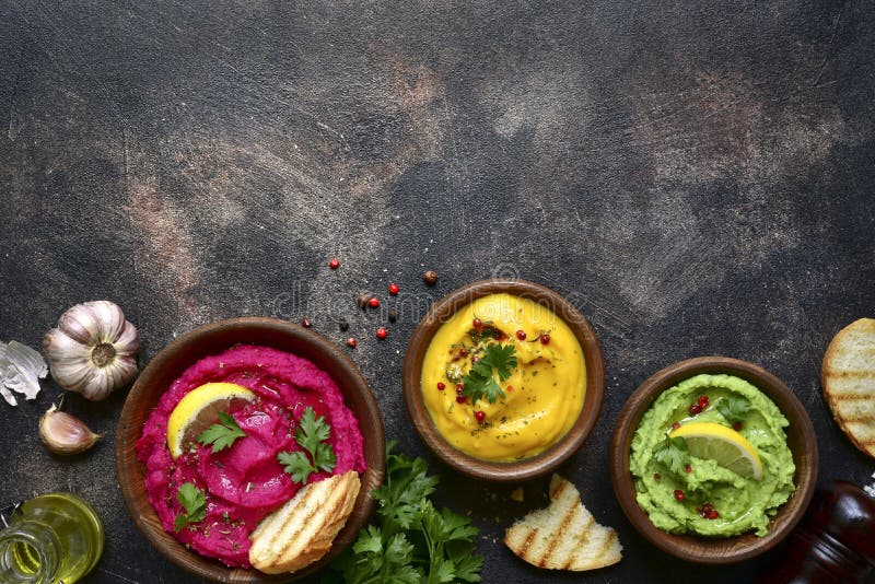 Surtido de hummus Visión superior con el espacio de la copia imágenes de archivo libres de regalías Surtido de hummus Visión superior con el espacio de la copia imágenes de archivo libres de regalías
