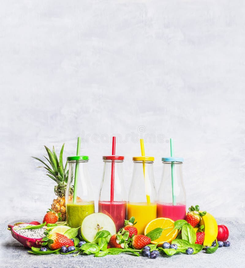 Surtido de los Smoothies con los ingredientes frescos para mezclarse en el fondo de madera ligero, vista lateral foto de archivo Surtido de los Smoothies con los ingredientes frescos para mezclarse en el fondo de madera ligero, vista lateral foto de archivo