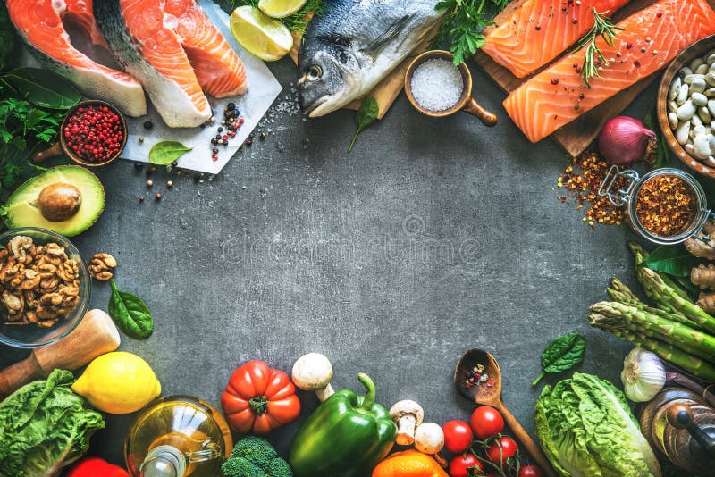 Surtido de pescados frescos con las hierbas, las especias y el vegetab aromáticos imagen de archivo