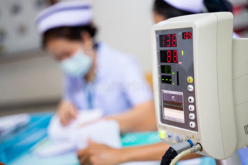 Moniteur De Fréquence Cardiaque D'un Indicateur De Pression Dans Un Hôpital  Image stock - Image du soin, hôpital: 120664595