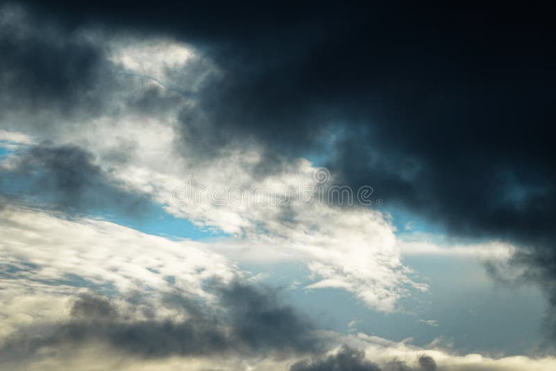 Survivez à l'avant Nuage de tempête foncé image libre de droits Survivez à l'avant Nuage de tempête foncé image libre de droits