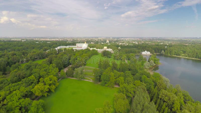 Survol du parc et du palais Catherine clips vidéos