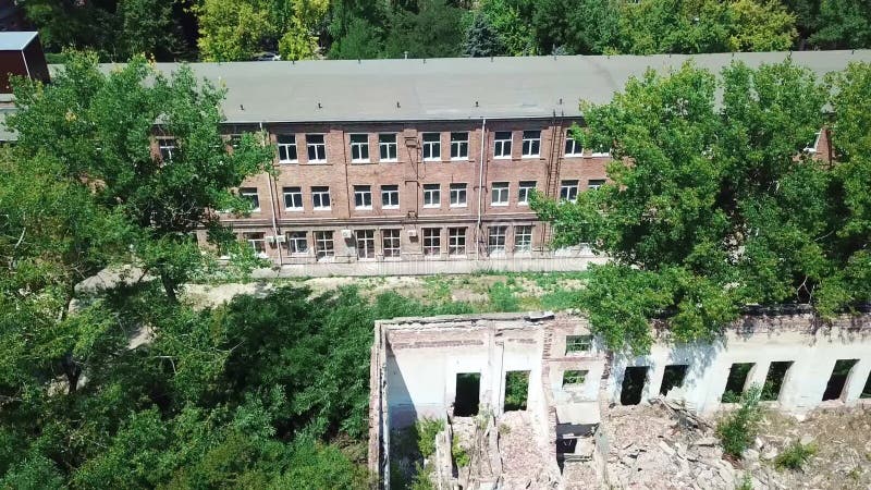 Survoler les ruines des bâtiments abandonnés de plantes banque de vidéos