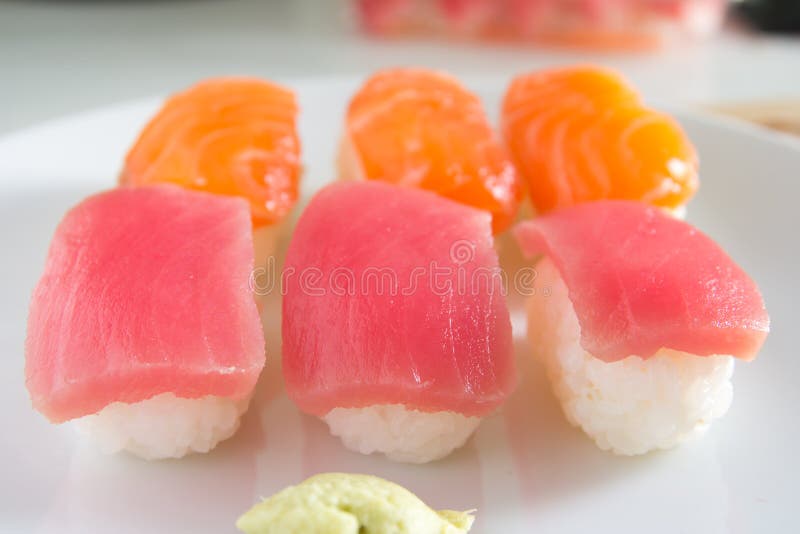 Sushi ajustado na placa branca Alimento de Janpan fotografia de stock Sushi ajustado na placa branca Alimento de Janpan fotografia de stock