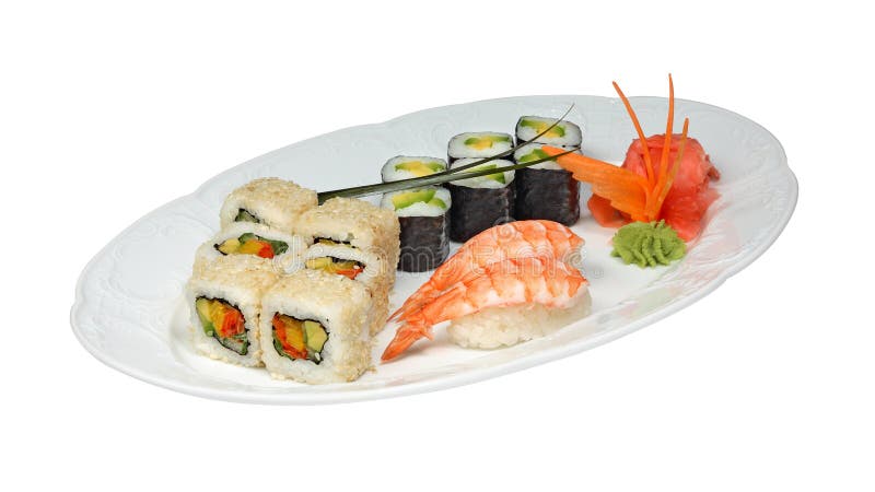 Sushi con gamberetti e panini con cetrioli, avocado, paprica e nori Zenzero addomesticato e wasabi su piastra ovale bianca fotografie stock Sushi con gamberetti e panini con cetrioli, avocado, paprica e nori Zenzero addomesticato e wasabi su piastra ovale bianca fotografie stock