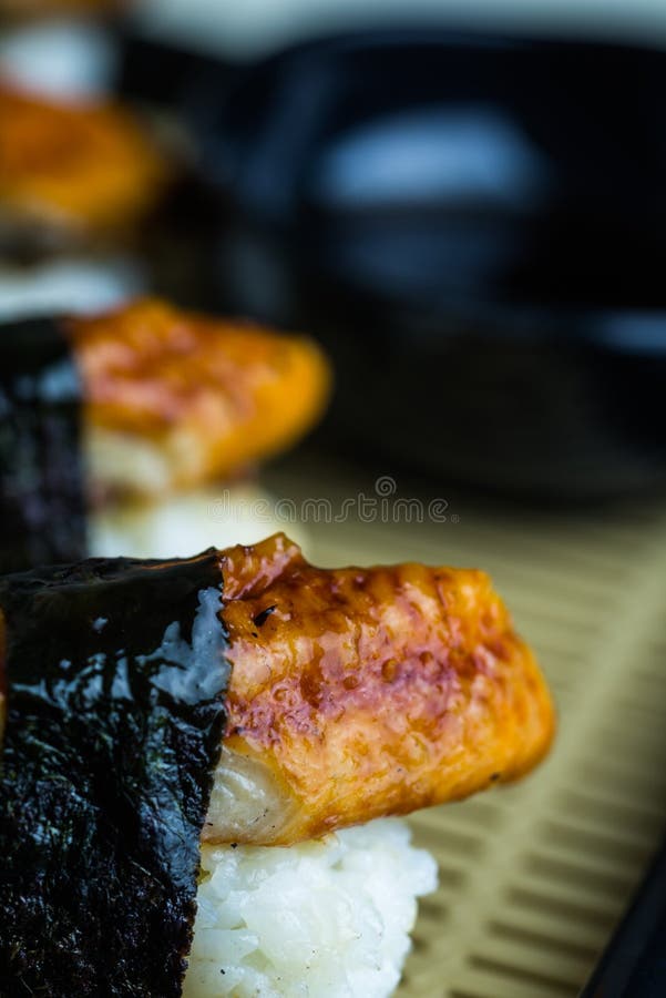 Sushi de la anguila con la salsa, estilo japonés de la comida fotografía de archivo libre de regalías Sushi de la anguila con la salsa, estilo japonés de la comida fotografía de archivo libre de regalías