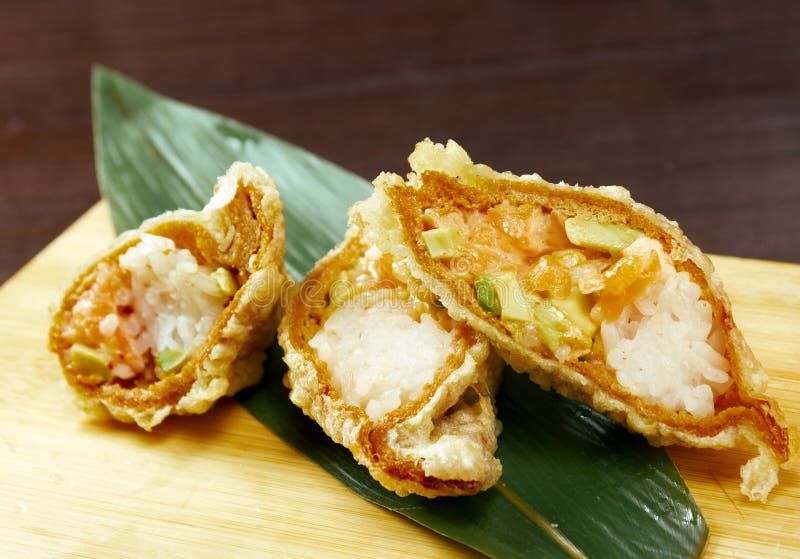 Sushi de Maki de Tempura - roulis fait de saumons fumés image stock Sushi de Maki de Tempura - roulis fait de saumons fumés image stock