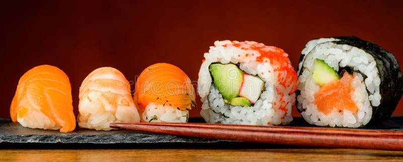 Sushi de Nigiri, d'uramaki et de futomaki photos stock Sushi de Nigiri, d'uramaki et de futomaki photos stock