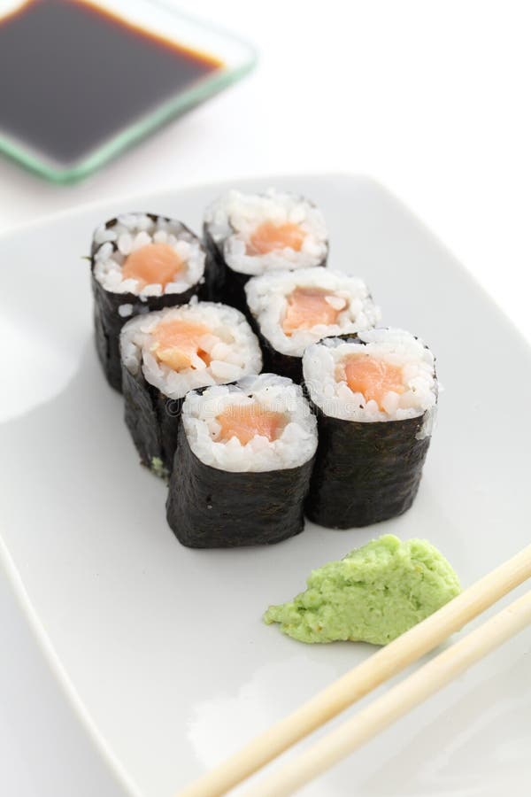 Sushi de Salmon Maki con los palillos y la salsa de soja fotos de archivo Sushi de Salmon Maki con los palillos y la salsa de soja fotos de archivo