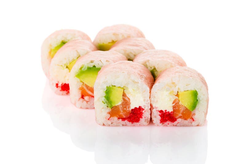 Sushi del maki del rollo de Philadelphia con el almon, queso cremoso, aguacate a fotos de archivo Sushi del maki del rollo de Philadelphia con el almon, queso cremoso, aguacate a fotos de archivo
